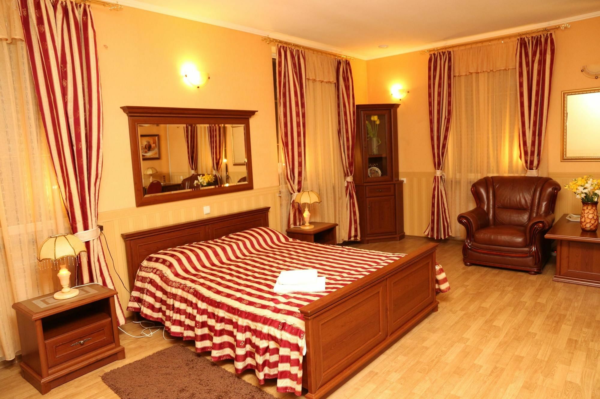 Korona Hotel Boryspilʼ Esterno foto